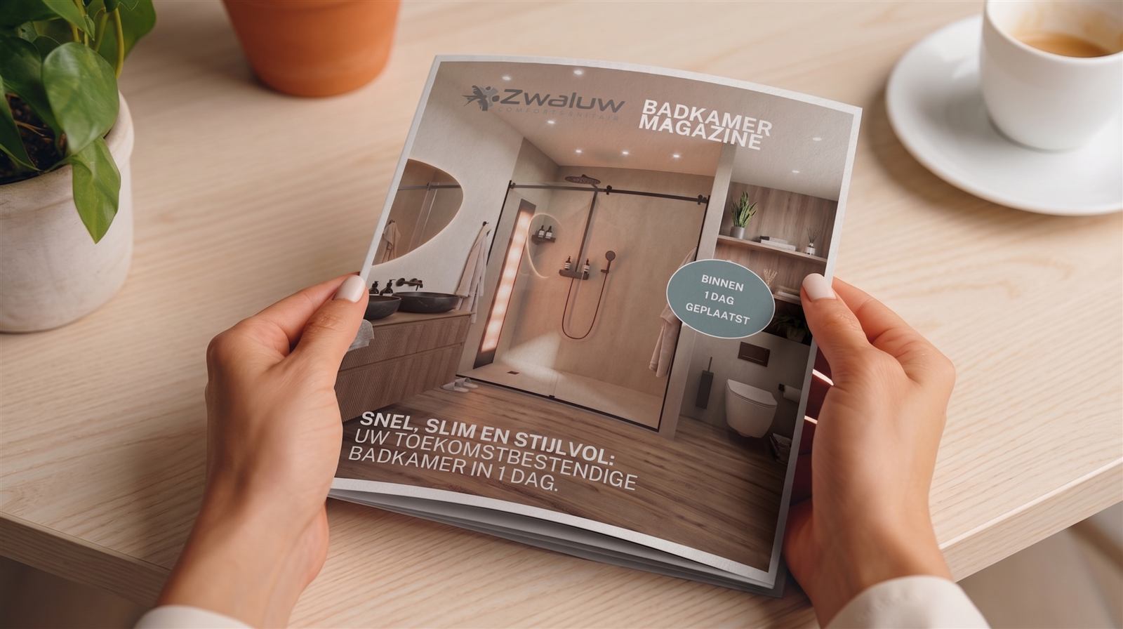 Badkamer-brochure in handen